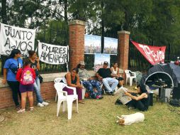 Simpatizantes de la presidenta argentina, Cristina Fernández, acampan fuera del Hospital Austral como muestra de apoyo. NOTIMEX  /