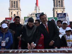 El jefe de Gobierno del DF, Marcelo Ebrard y su esposa Rosalinda Bueso partieron la monumental Rosca de Reyes. EL UNIVERSAL  /