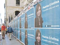 En las calles de Buenos Aires se pueden apreciar carteles de apoyo a la mandataria, a un día de la intervención quirúrgica. AFP  /