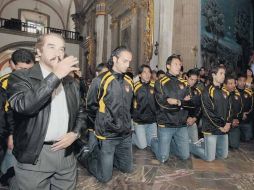 El presidente de Estudiantes Tecos, Antonio Leaño Reyes (izq.) y todo el plantel acudieron ayer a la Basílica de Zapopan.  /