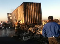 Tras el fuerte impactod e ambos vehículos, éstos se encontraban en llamas.  /