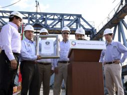 El Presidente Felipe Calderón recibiendo el premio record Guiness por el puente atirantado más alto del mundo. EFE  /