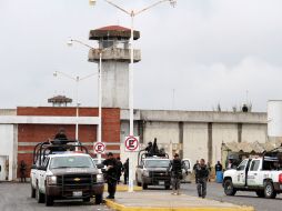 Policías vigilan hoy afuera de la prisión de Altamira. Autoridades dijeron que no había sobrepoblación de internos. AP  /