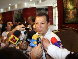 El presidente de la CNDH, Raúl Plascencia habla ante los medios sobre su reunión con normalistas. ARCHIVO  /