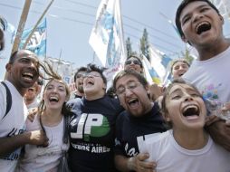 Simpatizantes kirchneristas reaccionan luego de la lectura del parte médico del día sobre la presidenta Cristina Fernández. EFE  /