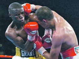 Floyd Mayweather (izq.) podría enfrentar al puertorriqueño Miguel Cotto en su próximo compromiso. REUTERS  /