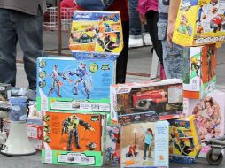 Algunas de las principales avenidas de la ciudad se vieron afectadas por la basura de envolturas de juguetes. ARCHIVO  /