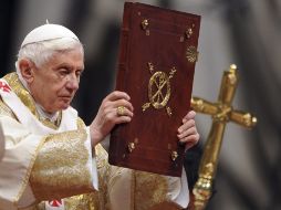 El papa Benedicto XVI oficia la misa de la Epifanía del Señor en la Basílica de San Pedro. EFE  /