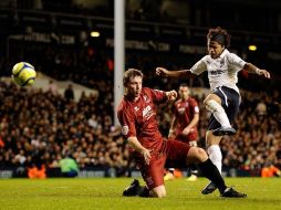 En la imagen, Dos Santos (d) tira esquivando a Steve Elliot (i), de Cheltenham, y anota a favor del Tottenham. REUTERS  /