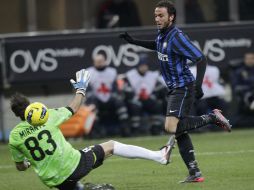 Giampaolo Pazzini al momento de anotar sobre el portero del Parma. AP  /