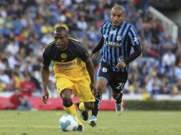 El delantero Christian Benítez (i), quien anotó durante el minuto 69, disputa el balón con Marco Jiménez (d). EFE  /