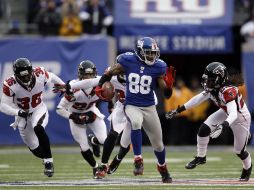 Hakeem Nicks (88) se quita a la toda la defensiva secundaria de Atlanta para anotar. AP  /