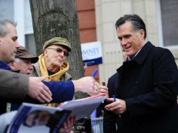 El candidato presidencial republicano Mitt Romney saluda a sus partidarios después de un mitin en Rochester. AFP  /
