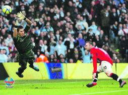 El delantero inglés del Manchester United, Wayne Rooney (der.), cabecea y anota el tercer gol de su equipo. AP  /