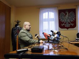 El coronel Mikolaj Przybyl, un fiscal militar polaco, habla con los medios durante una conferencia de prensa. AFP  /
