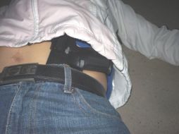 Las autoridades le localizaron fajada a la cintura del occiso una pistola calibre 5.7, de las llamadas “mata policías”.  /