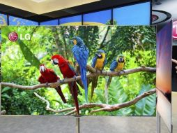 Imagen de 55 pulgadas, medio centímetro de ancho y 7.5 kilos de peso con ultra alta definición. LG tiene un campeón. EFE  /