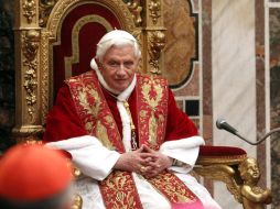 Benedicto XVI preside la audiencia que ha mantenido con el cuerpo diplomático de la Santa Sede. EFE  /