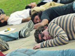 Estudiantes del TEC se manifiestan tendidos en el piso, fingiendo estar muertos. REUTERS  /