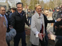 Mitt Romney y sus esposa Ann son recibidos por sus seguidores en New Hampshire. REUTERS  /