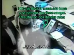 El empresario Miguel Sacal golpeando al valet parking, tuvo que ser detenido por miembros de seguridad. ESPECIAL  /