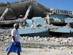 El sismo hizo que cientos de edificios en Puerto Príncipe colapasaran. ARCHIVO  /