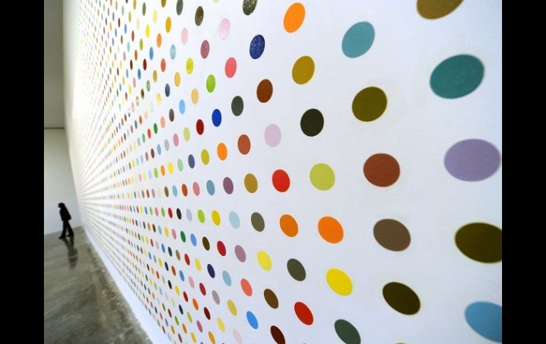 La obra Urea 13-C enmarca a una persona que camina por la galería Gagosian de Nueva York. AFP  /