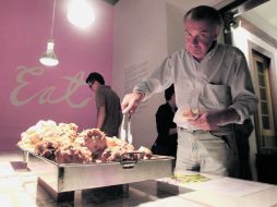 Es importante reducir la ingesta excesiva de alimentos con altos niveles de colesterol.  /