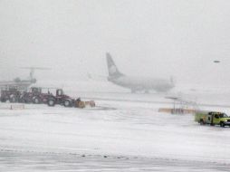 La nieve cubrió por completo la pista del Aeropuerto Internacional de Chicago durante la nevada. AP  /