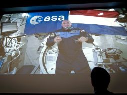 En la imagen, el astronauta Andre Kuipers, quien se encuentra abordo de la EEI mantiene una videoconferencia con ministro holandés. EFE  /