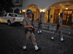 Elementos del ejército guatemalteco vigilan el perímetro de la zona donde se llevará a cabo la investidura. REUTERS  /