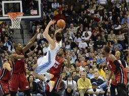 Los Nuggets de Denver vencen 117-104 a los 'Beach Boys' del Heat. EFE  /