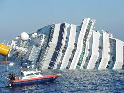 El crucero ''Costa Concordia'' tras encallar frente a las costas de la isla de Giglio. EFE  /