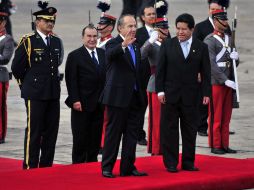 Felipe Calderón llega a la base de la Fuerza Aérea en Ciudad de Guatemala. EFE  /