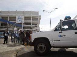 Vehículo del Sistema de Administración Tributaria ingresando a las instalaciones administrativas del Puebla. EFE  /