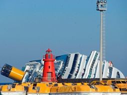 Vista del barco de cruceros Costa Concordia escorado 80 grados en aguas de la isla italiana de Gigli. EFE  /