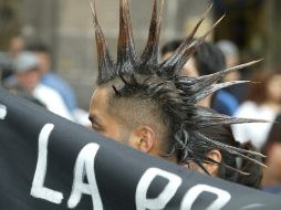 Con extrañeza y admiración algunos curiosos vieron desfilar a los rockeros. ARCHIVO  /