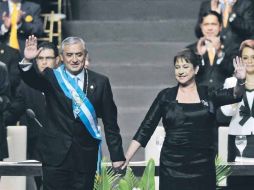 Otto Pérez y su esposa, Rosa María Leal, saludan a los más de cinco mil invitados a su toma de posesión. EFE  /