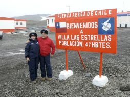 El presidente chileno Sebastián Piñera, y su esposa visitaron ayer una de las mayores bases en el territorio antártico. EFE  /
