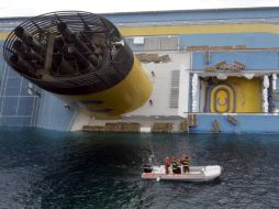 La embarcación yace inclinada sobre su lado derecho, lo que dificulta los trabajos de rescate. REUTERS  /