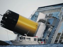 Rescatistas esperan a bordo de un bote cerca del “Costa Concordia”, después de que el crucero encallara frente a la Isla de Giglio. AFP  /