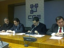 González Márquez (izq) durante la reunión con empresarios españoles en la ciudad de Granada, España. ESPECIAL  /