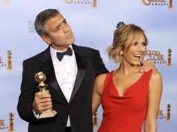 George Clooney posa con su Globo de Oro y su novia, Stacy Keibler. EFE  /