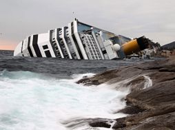 El buque crucero Costa Concordia naufragó el pasado viernes en aguas de la isla italiana de Giglio. EFE  /