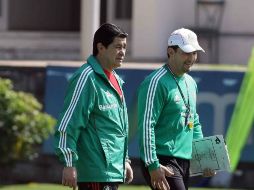 José Manuel de la Torre, entrenador de la selección mayor, y Luis Fernando Tena (I), de la selección olímpica. MEXSPORT  /