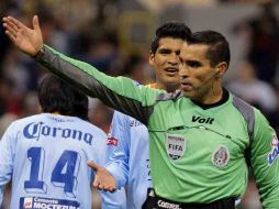 Marco Rodríguez mostró dos tarjetas amarillas al mismo tiempo, en la final del Apertura 2011 entre Tigres y Santos. EL UNIVERSAL  /