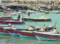 Unos hombres trabajan en el puerto pesquero de Tiss, en el Sureste de Irán, cerca del Estrecho de Ormuz. EFE  /