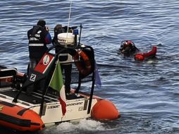 Equipos de buzos de rescate buscan en el barco para dar con los desaparecidos. AFP  /