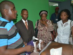 Jacques Mannuel Maurice, uno de los heridos, es visitado por sus familiares. EFE  /