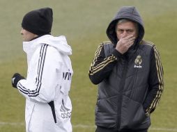 José Mourinho (der.) espera un gran duelo ante el equipo catalán. EFE  /